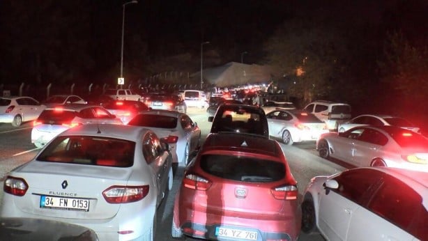 Araçlar uzun kuyruklar oluşturdu! Kandil yoğunluğu: İstanbullular akın etti