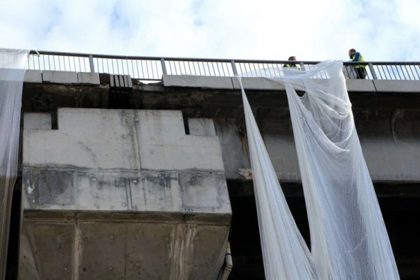 Foto - Araçlara zarar veriyordu! 15 Temmuz Şehitler Köprüsü'nde çalışma başlatıldı