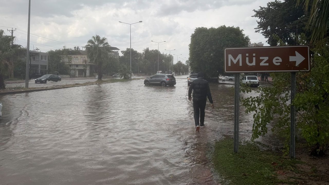 Foto - Araçlarında mahsur kalanlar oldu! O ilimizde sağanak yolları göle çevirdi