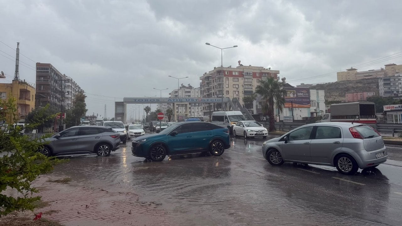 Foto - Araçlarında mahsur kalanlar oldu! O ilimizde sağanak yolları göle çevirdi
