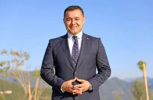 Foto - Aradaki farka dikkat! CHP'li Başkanın afişine MHP'den afişli cevap