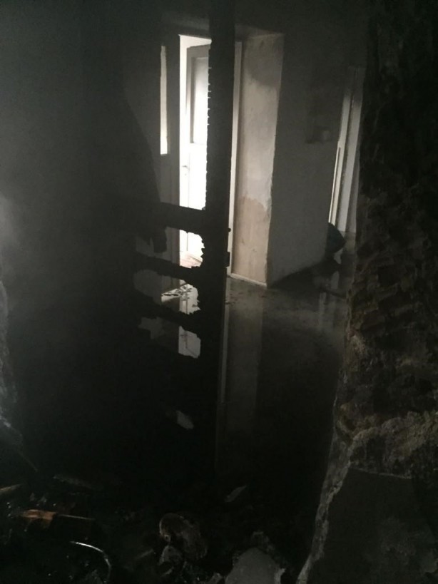 Foto - Aralarında çocukların da bulunduğu göçmenlerin kaldığı binada yangın!