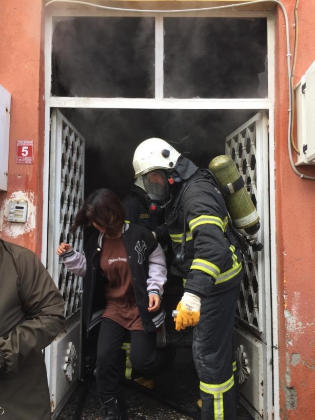 Foto - Aralarında çocukların da bulunduğu göçmenlerin kaldığı binada yangın!