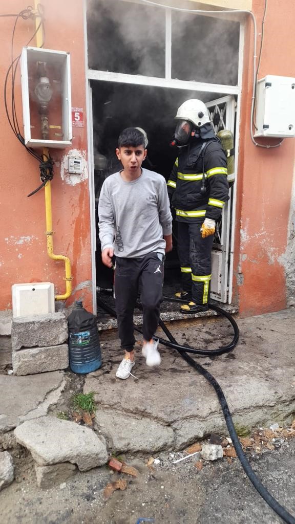 Foto - Aralarında çocukların da bulunduğu göçmenlerin kaldığı binada yangın!