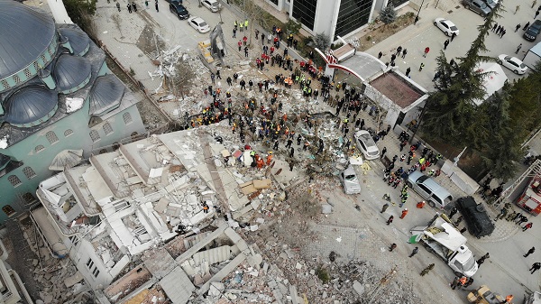 Foto - Arama kurtarma çalışmaları sürüyor! Enkazda 3 kişi böyle aranıyor