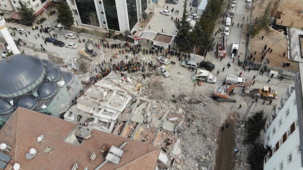 Foto - Arama kurtarma çalışmaları sürüyor! Enkazda 3 kişi böyle aranıyor