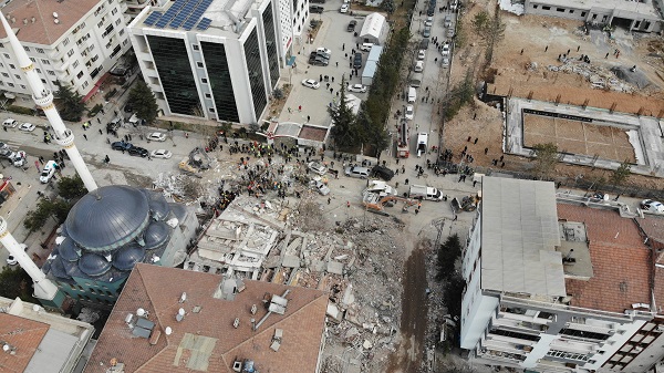 Foto - Arama kurtarma çalışmaları sürüyor! Enkazda 3 kişi böyle aranıyor