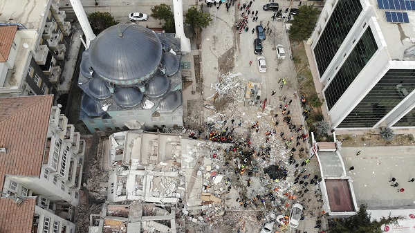 Foto - Arama kurtarma çalışmaları sürüyor! Enkazda 3 kişi böyle aranıyor