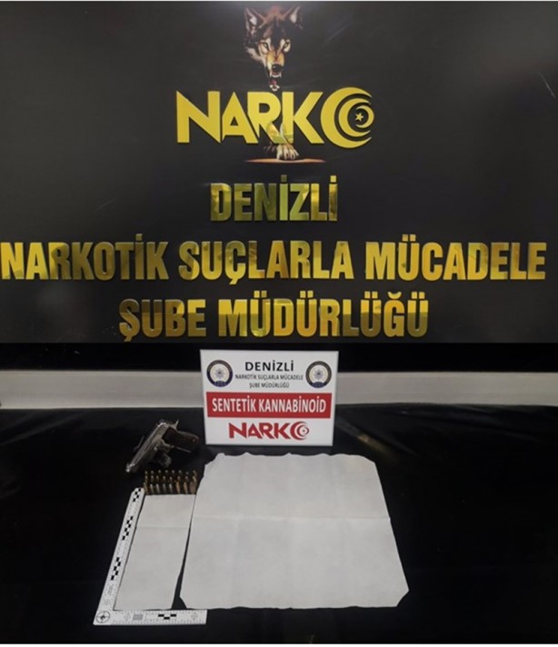 Foto - Arama yapıldı! İşte otomobilde ele geçirilenler