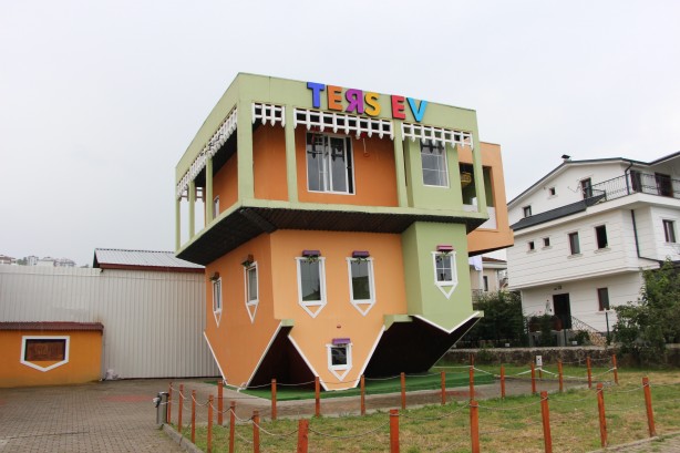 Foto - Arap turistler gözlerini alamadı! Trabzon'daki 'Ters ev' ilgi odağı oldu