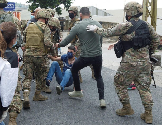 Foto - Arap ülkesinden şoke eden görüntüler! Bankalar ateşe verildi, polisler linç edilmek istendi