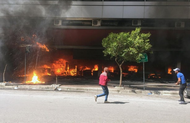 Foto - Arap ülkesinden şoke eden görüntüler! Bankalar ateşe verildi, polisler linç edilmek istendi