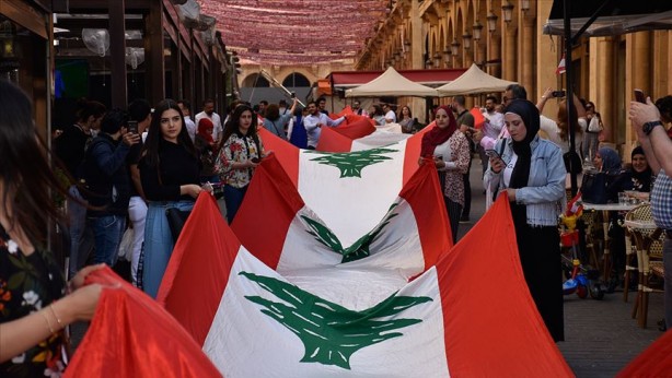 Foto - Arap ülkesinden şoke eden görüntüler! Bankalar ateşe verildi, polisler linç edilmek istendi