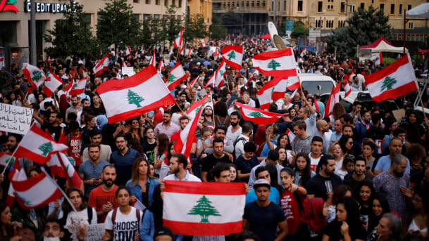 Foto - Arap ülkesinden şoke eden görüntüler! Bankalar ateşe verildi, polisler linç edilmek istendi