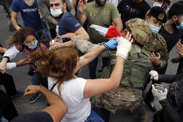 Foto - Arap ülkesinden şoke eden görüntüler! Bankalar ateşe verildi, polisler linç edilmek istendi