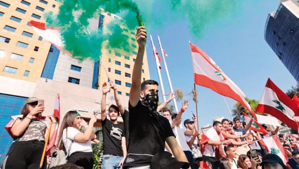 Foto - Arap ülkesinden şoke eden görüntüler! Bankalar ateşe verildi, polisler linç edilmek istendi