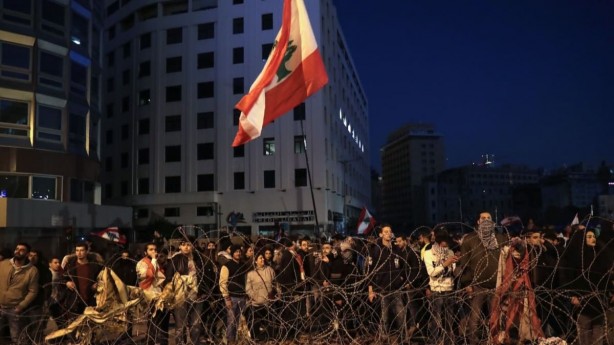 Foto - Arap ülkesinden şoke eden görüntüler! Bankalar ateşe verildi, polisler linç edilmek istendi