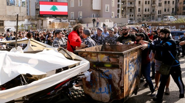 Foto - Arap ülkesinden şoke eden görüntüler! Bankalar ateşe verildi, polisler linç edilmek istendi