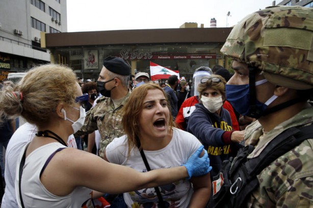 Foto - Arap ülkesinden şoke eden görüntüler! Bankalar ateşe verildi, polisler linç edilmek istendi