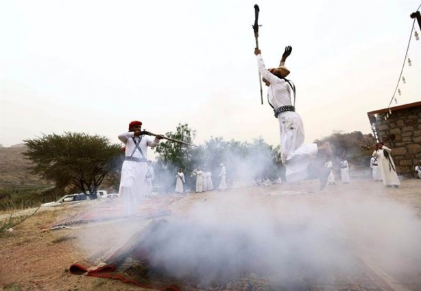Foto - Arapların tüfekle dansı!
