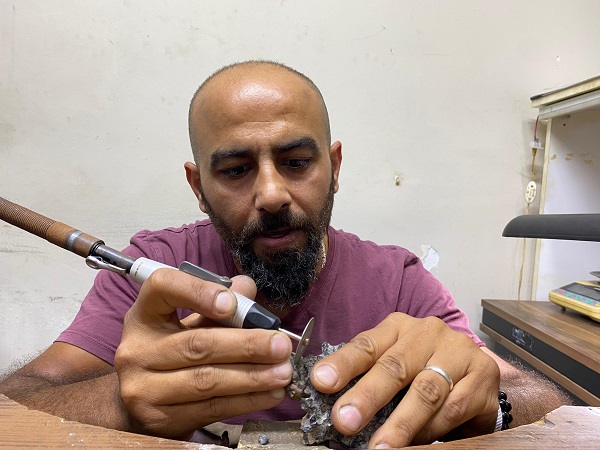 Foto - Arazide dolaşırken buldu! Bu yüzük için kullanılan taşa dikkat edin