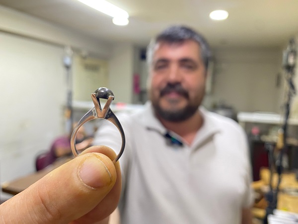 Foto - Arazide dolaşırken buldu! Bu yüzük için kullanılan taşa dikkat edin