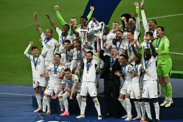 Foto - Arda Güler, Devler Ligi kupasını kaldırdı