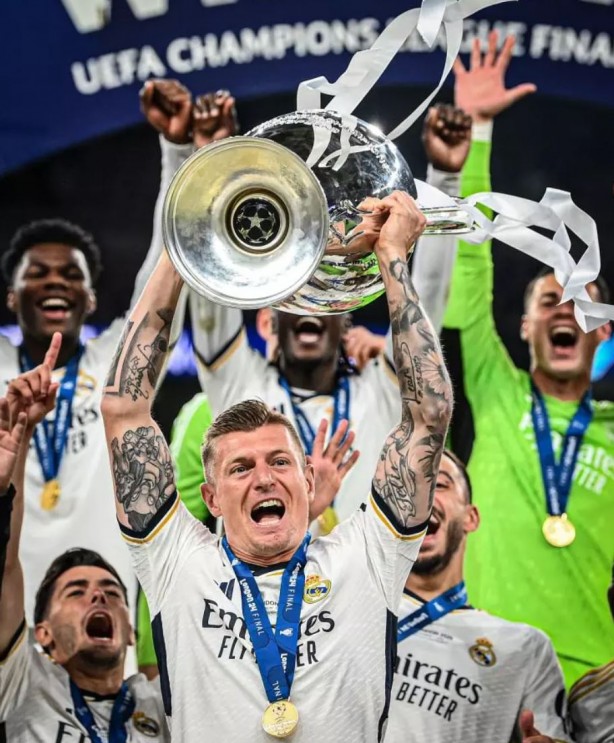 Foto - Arda Güler, Devler Ligi kupasını kaldırdı