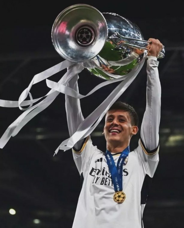 Foto - Arda Güler, Devler Ligi kupasını kaldırdı