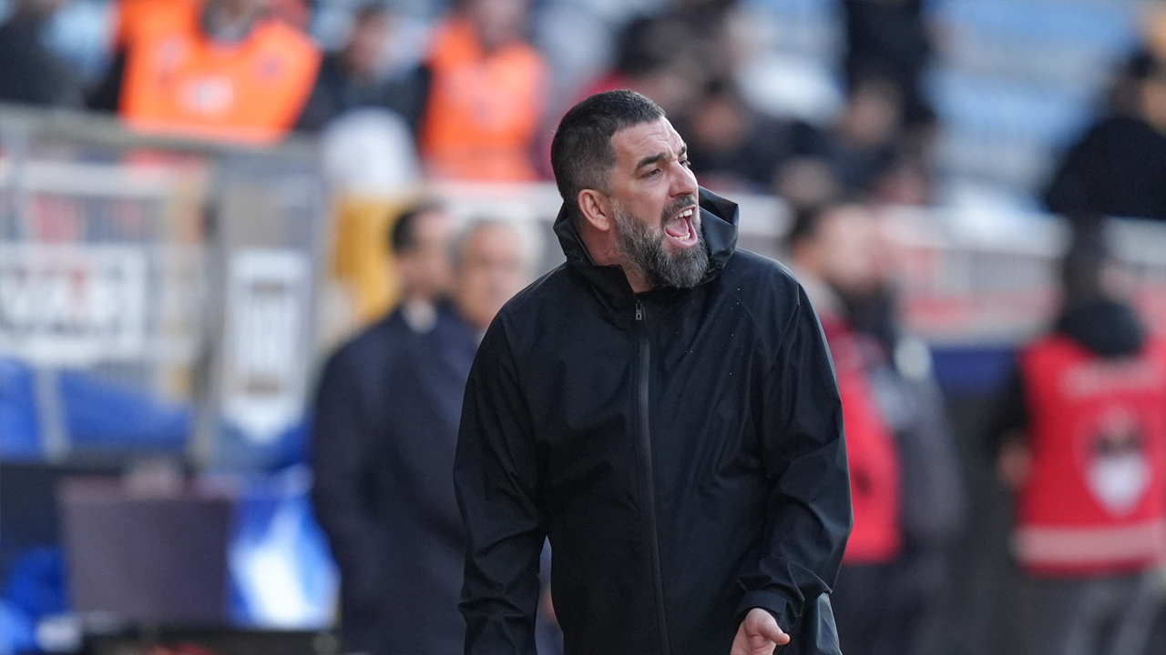 Foto - Arda Turan açtı ağzını yumdu gözünü: Bunu kabul edemiyorum! Yunanistan’da ortalık karıştı…