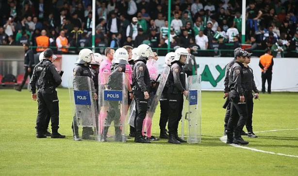 Foto - Arda Turan çıldırdı, Uğur Demirok hastanelik oldu!