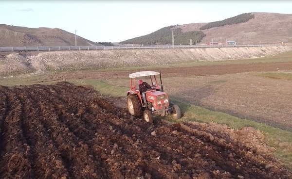 Foto - Ardahan'da çiftçilerin zorlu mesaisi