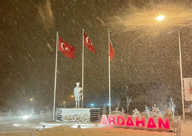 Ardahan'da lapa lapa kar yağdı, kent yeniden beyaza büründü