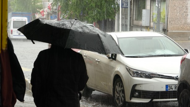 Foto - Ardahan'da sağanak ve dolu! Yollar göle döndü, araçlar zarar gördü
