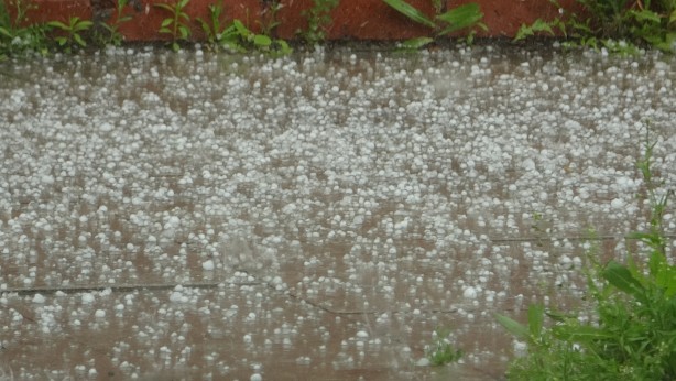 Foto - Ardahan'da sağanak ve dolu! Yollar göle döndü, araçlar zarar gördü