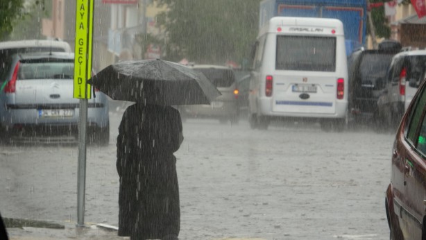 Foto - Ardahan'da sağanak ve dolu! Yollar göle döndü, araçlar zarar gördü