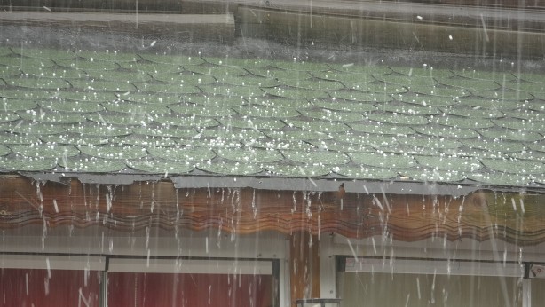 Foto - Ardahan'da sağanak ve dolu! Yollar göle döndü, araçlar zarar gördü