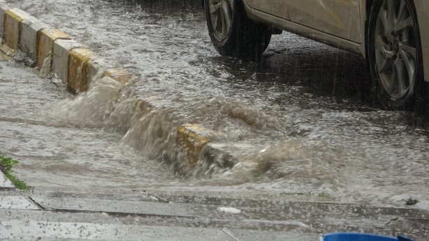 Ardahan'da sağanak ve dolu! Yollar göle döndü, araçlar zarar gördü