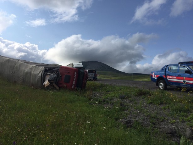 Foto - Ardahan’da tır devrildi