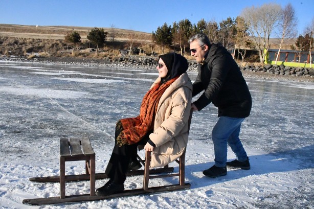 Foto - Ardahan'daki buz tutan Çıldır Gölü'nde kızak keyfi!
