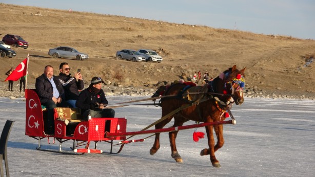 Ardahan'daki buz tutan Çıldır Gölü'nde kızak keyfi!