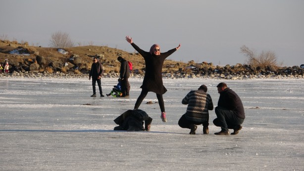Foto - Ardahan'daki buz tutan Çıldır Gölü'nde kızak keyfi!