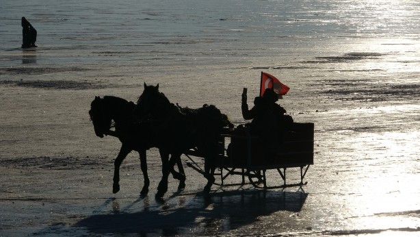 Foto - Ardahan'daki buz tutan Çıldır Gölü'nde kızak keyfi!