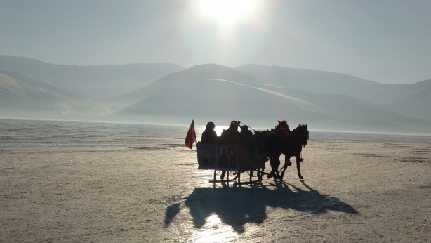 Foto - Ardahan'daki buz tutan Çıldır Gölü'nde kızak keyfi!