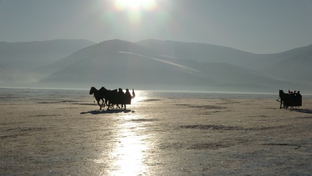 Foto - Ardahan'daki buz tutan Çıldır Gölü'nde kızak keyfi!