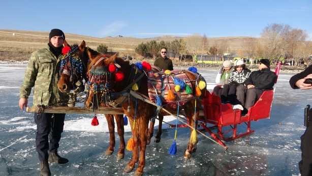Foto - Ardahan'daki buz tutan Çıldır Gölü'nde kızak keyfi!