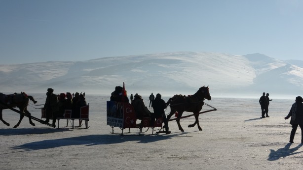 Foto - Ardahan'daki buz tutan Çıldır Gölü'nde kızak keyfi!