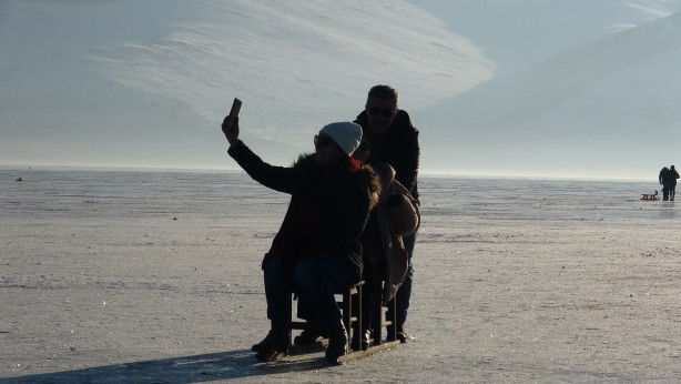 Foto - Ardahan'daki buz tutan Çıldır Gölü'nde kızak keyfi!