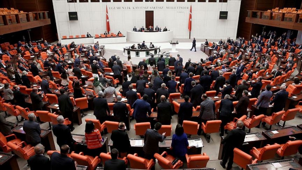 Ardı ardına gelen istifalar "Neler oluyor böyle" dedirtmişti! İşte Meclis’teki son sandalye dağılımı 