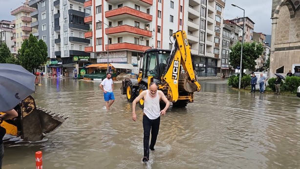 Arhavi'de yoğun yağış sele neden oldu